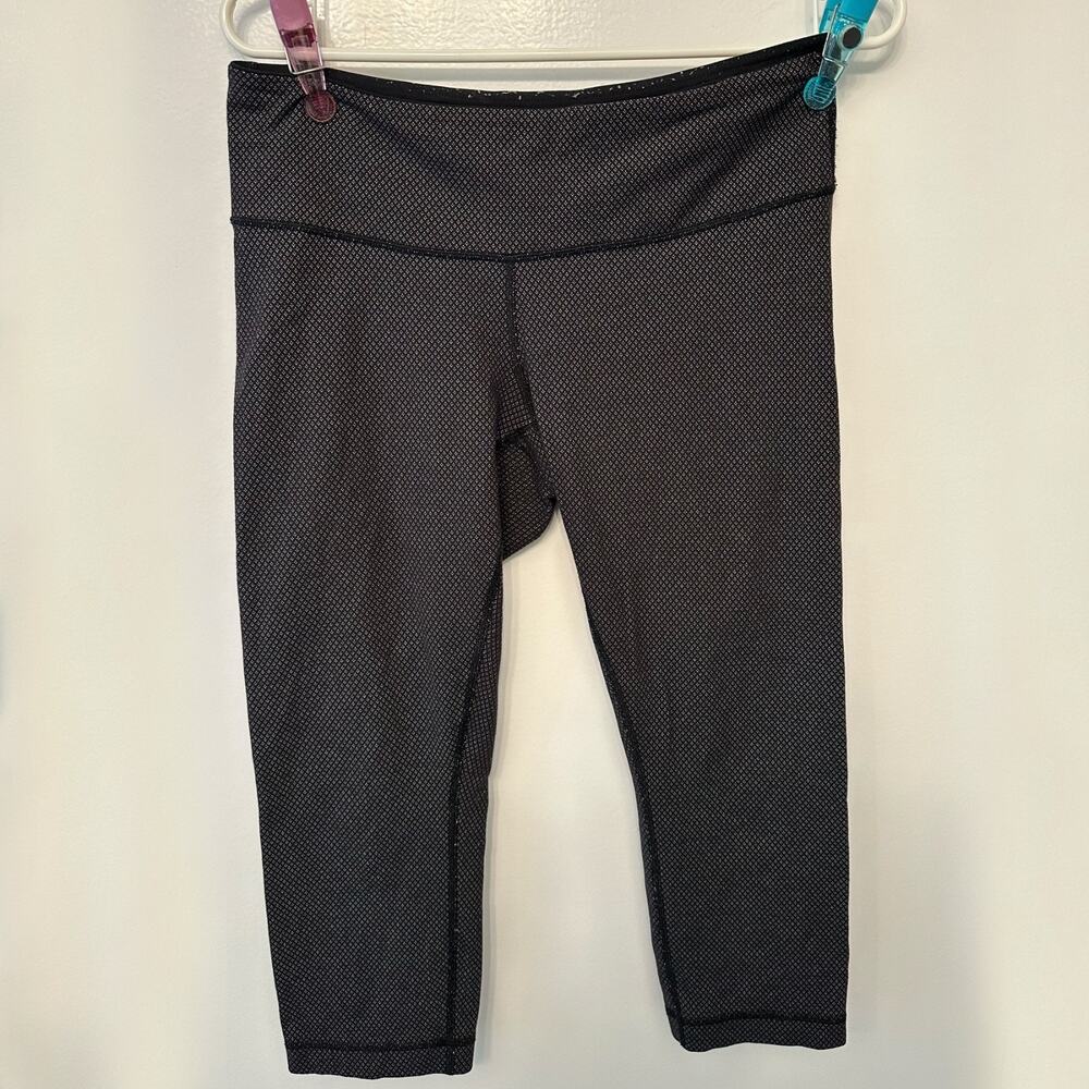 Lululemon Capri Leggings Women’s (S) Black White Print Yoga Pants Activewear